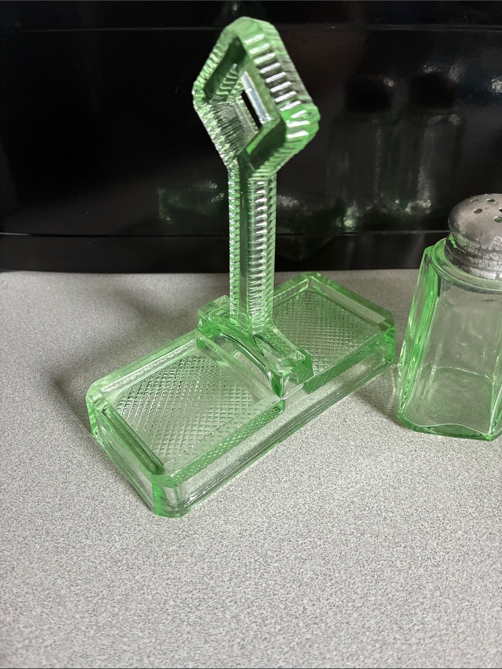 Green Uranium Glass Salt and Pepper Shaker Set with Caddy-depression antique - Picture 3 of 6
